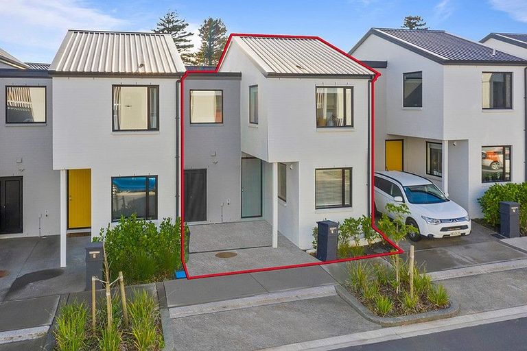 Photo of property in 16 Frank Gill Road, Hobsonville, Auckland, 0616