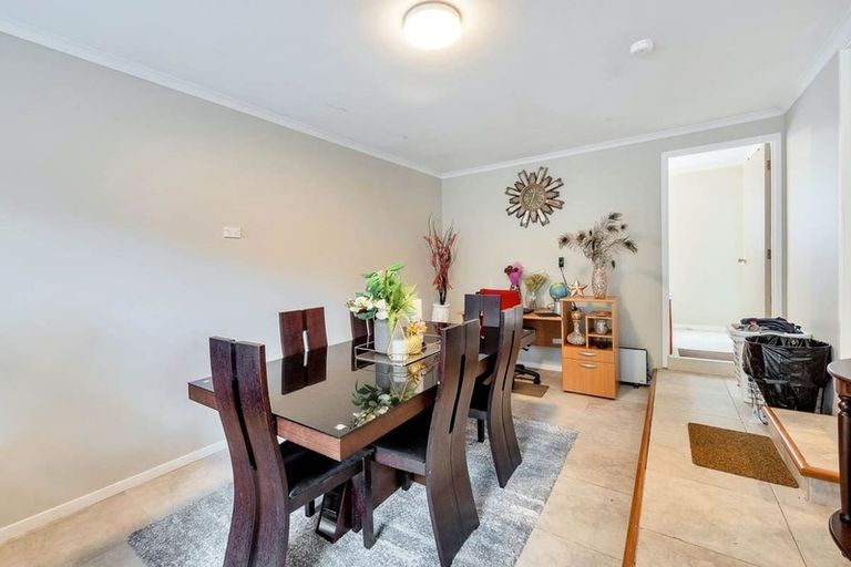 Photo of property in 2/4202a Great North Road, Glendene, Auckland, 0602