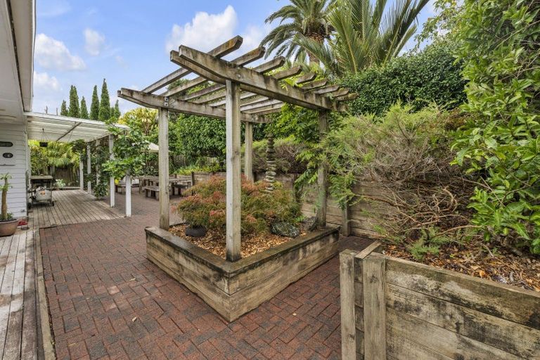 Photo of property in 31 Robbies Road, Shelly Park, Auckland, 2014