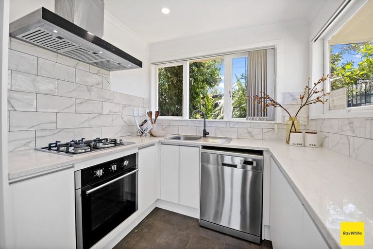 Photo of property in 2 Glengarry Road, Glen Eden, Auckland, 0602