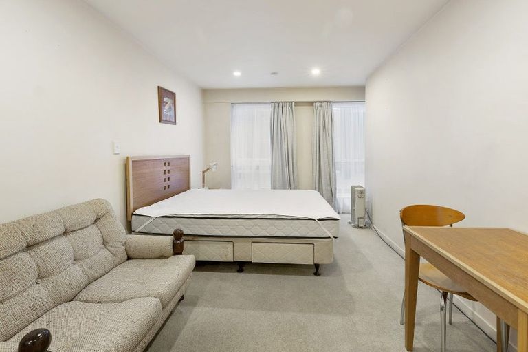 Photo of property in Terrace Heights Apartments, 2e/163 The Terrace, Wellington Central, Wellington, 6011