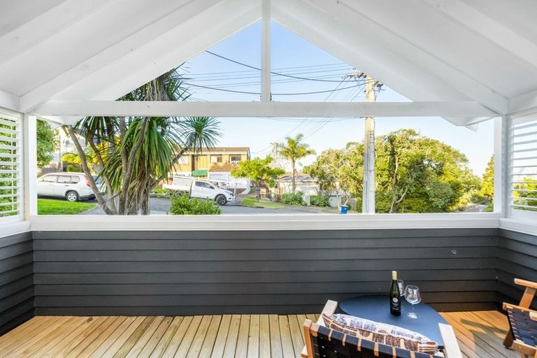 Photo of property in 17 Wernham Place, Northcote, Auckland, 0626