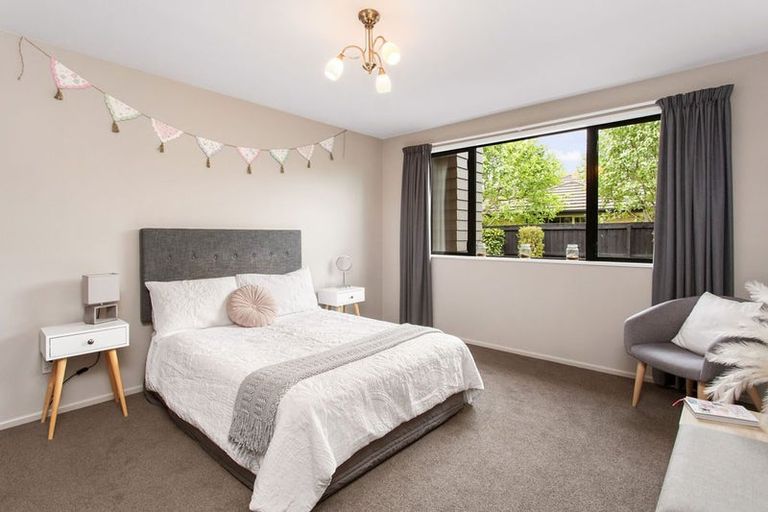 Photo of property in 28 Willowview Drive, Redwood, Christchurch, 8051