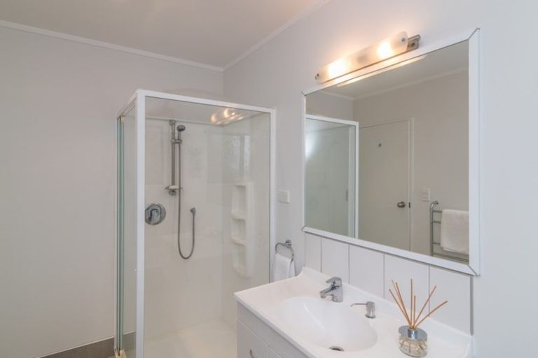 Photo of property in 91 Victory Crescent, Tawa, Wellington, 5028