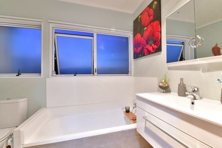 Photo of property in 5 Mayfair Crescent, Mairangi Bay, Auckland, 0630