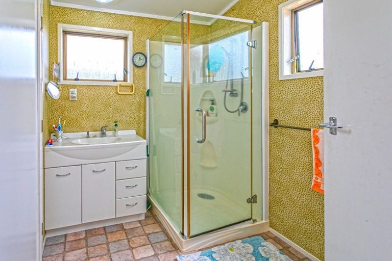 Photo of property in 106 Waverley Place, Whangamata, 3620