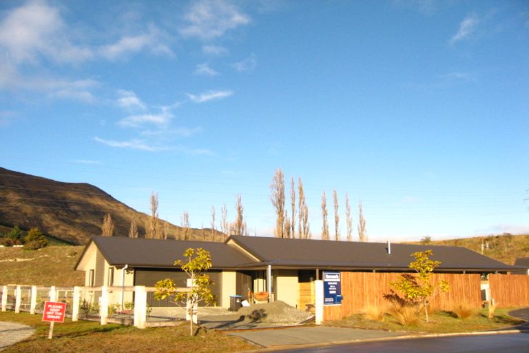 Photo of property in 12 Luna Place, Lake Hayes, Queenstown, 9304