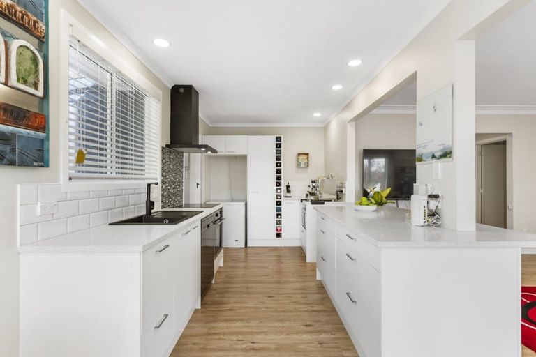 Photo of property in 1/13 Harrybrook Road, Green Bay, Auckland, 0604