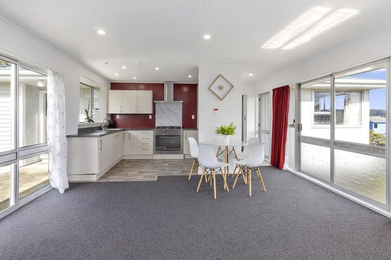 Photo of property in 124 Gloaming Hill, Titahi Bay, Porirua, 5022
