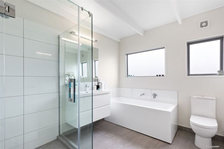 Photo of property in 2/5 Marama Street, Castor Bay, Auckland, 0620