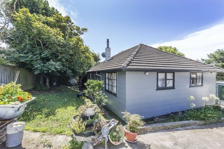 Photo of property in 21 Roberts Street, Tawa, Wellington, 5028