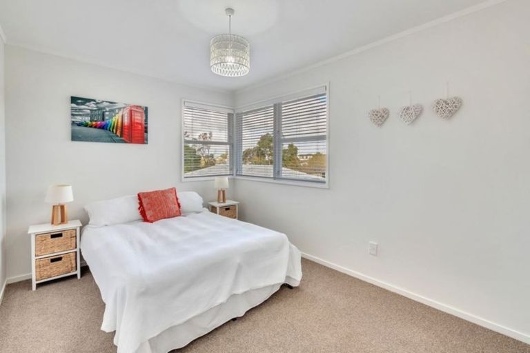 Photo of property in 17 Temuri Place, Glendene, Auckland, 0602