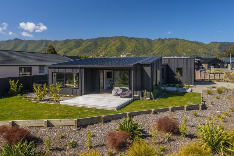 Photo of property in 9 Kaiwaru Place, Waikanae, 5036