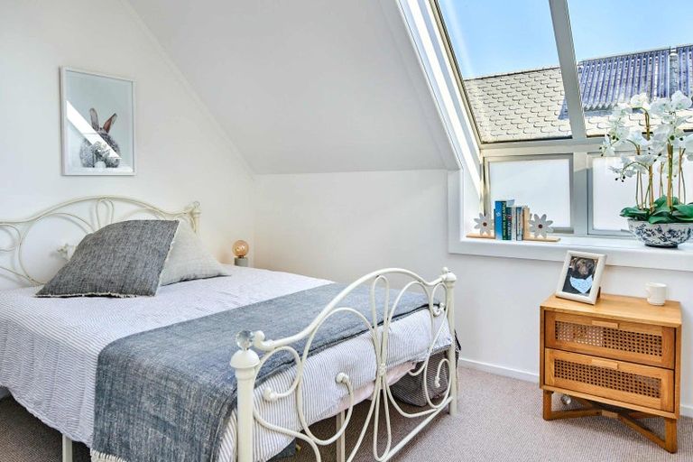 Photo of property in 147 Marine Parade, Eastbourne, Lower Hutt, 5013