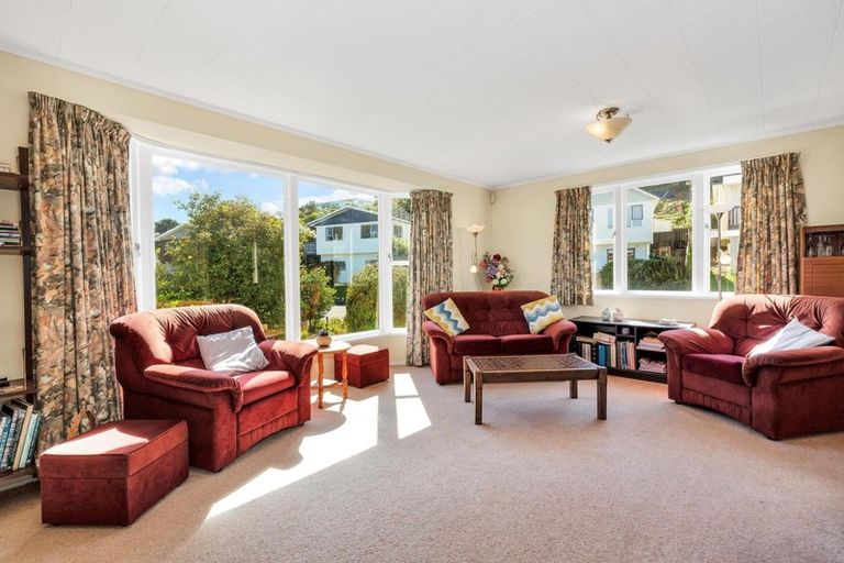 Photo of property in 11 Zande Terrace, Tawa, Wellington, 5028