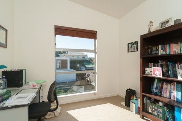 Photo of property in 3 Tiketike Way, Brooklyn, Wellington, 6021