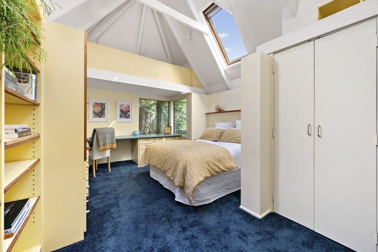 Photo of property in 17 Dillon Street, Lowry Bay, Lower Hutt, 5013