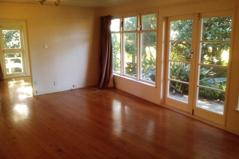 Photo of property in 2/104 Exmouth Road, Northcote, Auckland, 0627