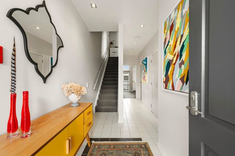 Photo of property in 10 Fallowfield Avenue, Mount Victoria, Wellington, 6011