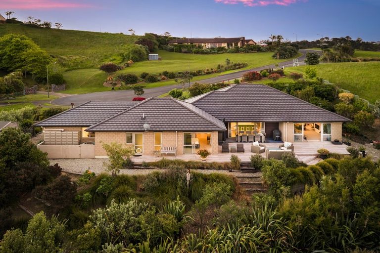 Photo of property in 21 Laguna Place, Matakatia, Whangaparaoa, 0930