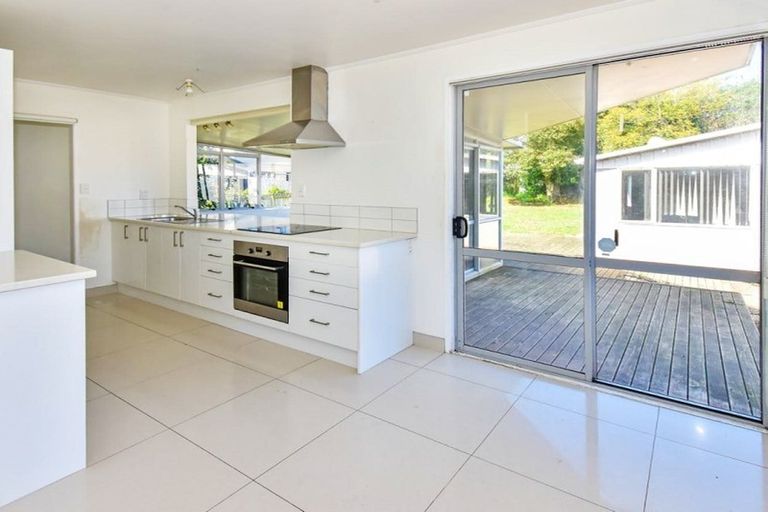 Photo of property in 31 Becker Drive, Weymouth, Auckland, 2103