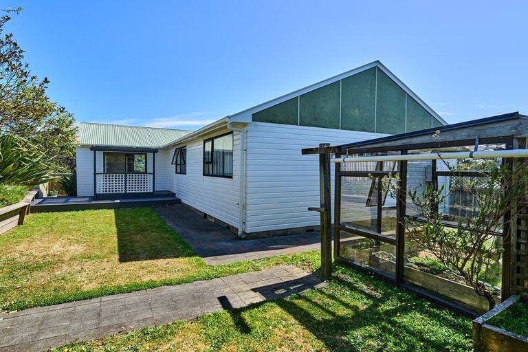 Photo of property in 20 Lyndfield Lane, Newlands, Wellington, 6037
