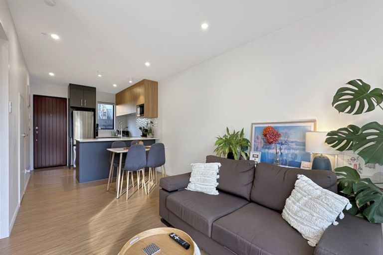 Photo of property in 4/17 Rewarewa Road, Te Atatu Peninsula, Auckland, 0610