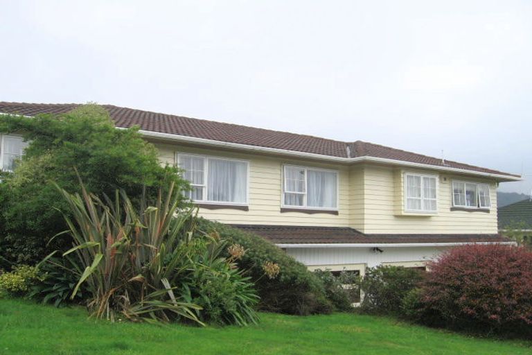 Photo of property in 15 Greyfriars Crescent, Tawa, Wellington, 5028