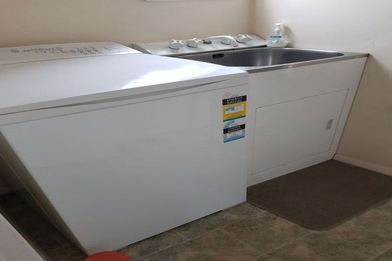 Photo of property in 164a Newlands Road, Newlands, Wellington, 6037