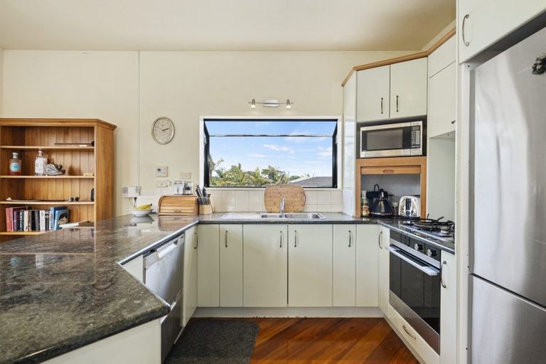 Photo of property in 352 East Coast Road, Sunnynook, Auckland, 0630