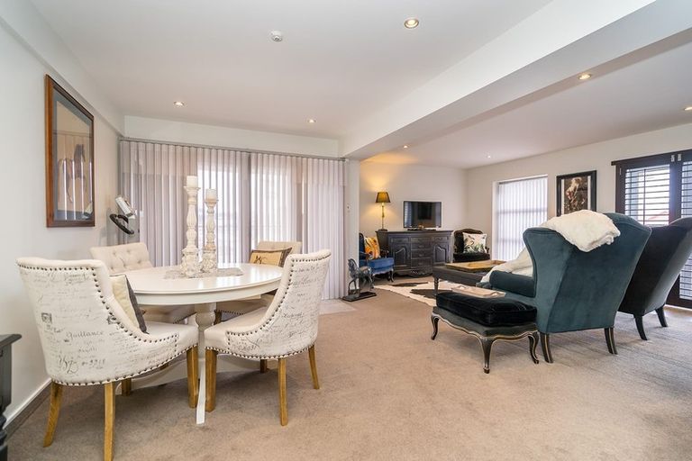 Photo of property in 2/2 Manor Place, Dunedin Central, Dunedin, 9016