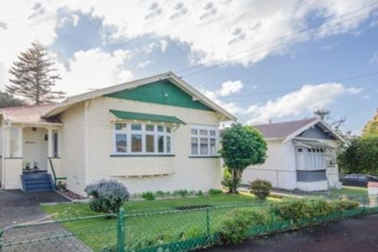 Photo of property in 12 Adam Street, Greenlane, Auckland, 1051