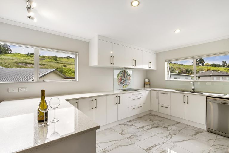 Photo of property in 43 Cape Vista Crescent, Pukekohe, 2120