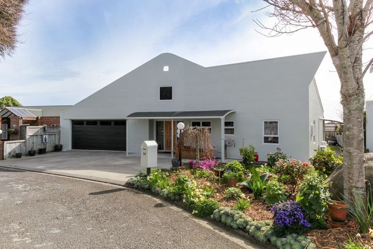 Photo of property in 14 Del Mar Place, Merrilands, New Plymouth, 4312