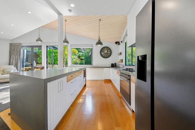 Photo of property in 70b Grand Vue Road, Kawaha Point, Rotorua, 3010