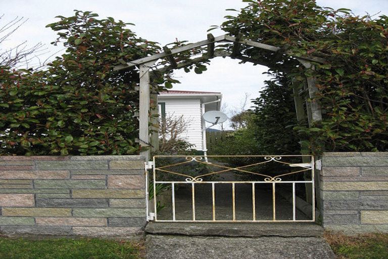 Photo of property in 33 Russell Road, Wainuiomata, Lower Hutt, 5014