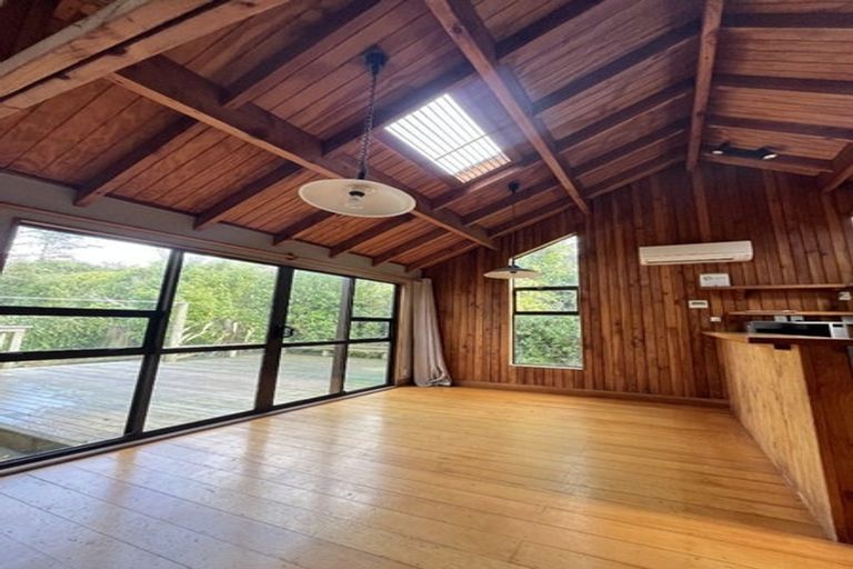 Photo of property in 11 Richmond Hill, Glenside, Wellington, 6037