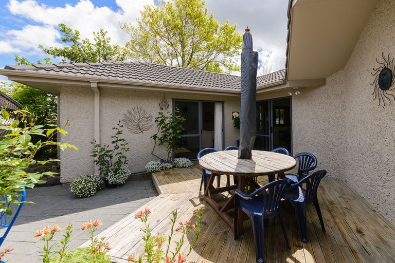 Photo of property in 24 Greenwood Place, Fitzherbert, Palmerston North, 4410
