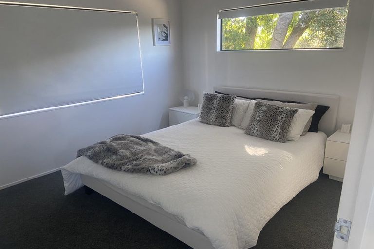 Photo of property in 2/15 Valecrest Place, Bayview, Auckland, 0629