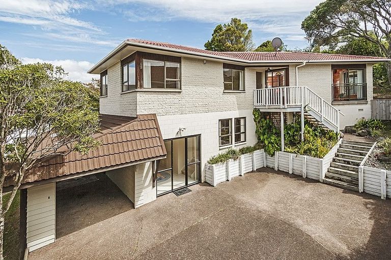 Photo of property in 33 John Downs Drive, Browns Bay, Auckland, 0630