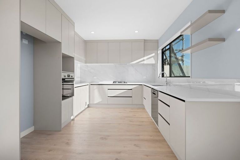 Photo of property in 8 Taipahitini Road, Rosehill, 2113