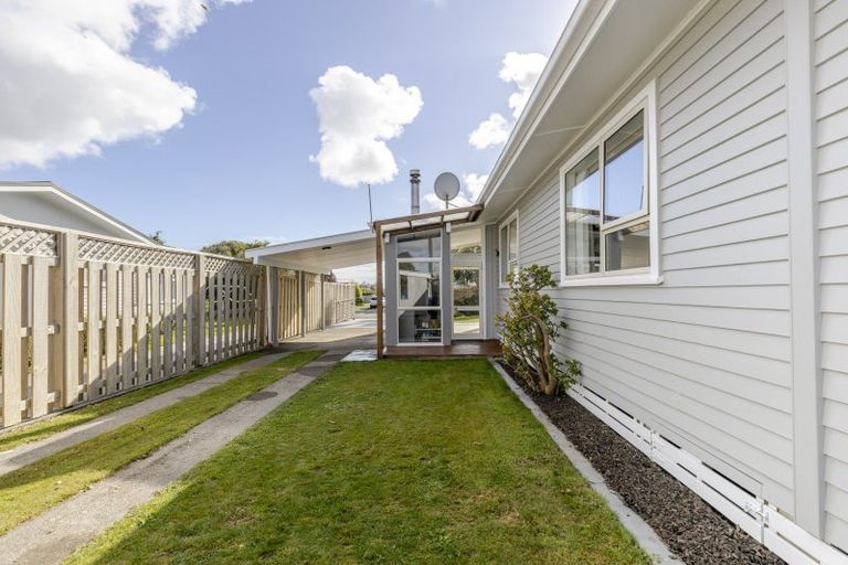 Photo of property in 25 Waiwera Place, Merrilands, New Plymouth, 4312