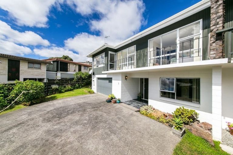 Photo of property in 1/37 Shanaway Rise, Hillcrest, Auckland, 0627