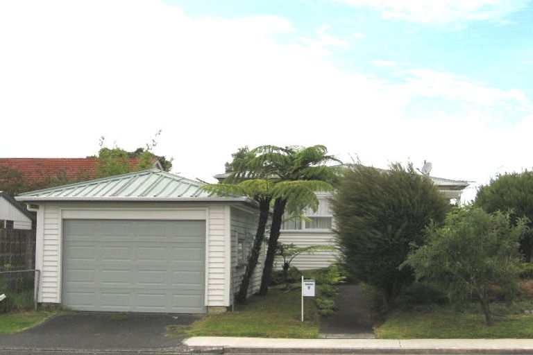 Photo of property in 2/7 Cresta Avenue, Beach Haven, Auckland, 0626