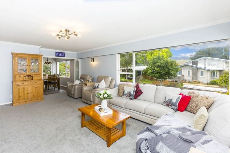 Photo of property in 27 Kentucky Street, Totara Park, Upper Hutt, 5018