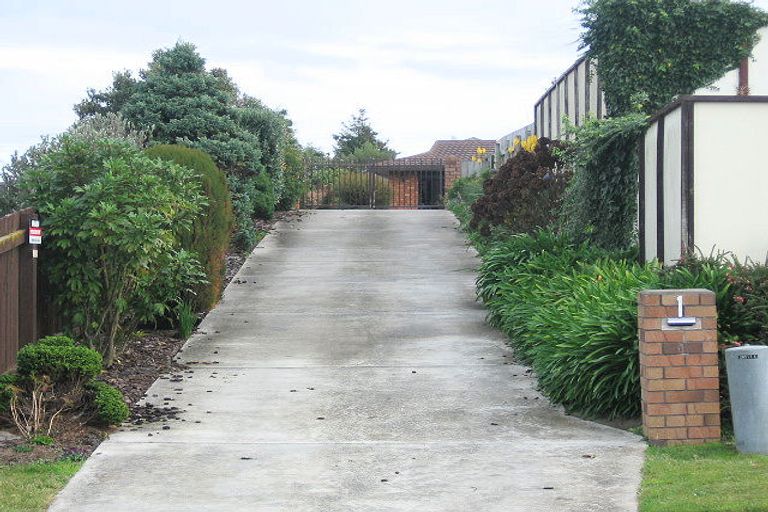 Photo of property in 1 Chilton Drive, Paraparaumu, 5032