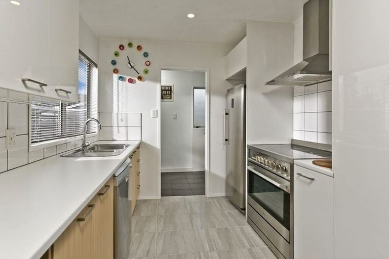 Photo of property in 5 Tetrarch Place, Totara Vale, Auckland, 0629