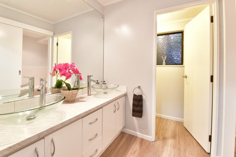 Photo of property in 3b Royalty Rise, Red Beach, 0932