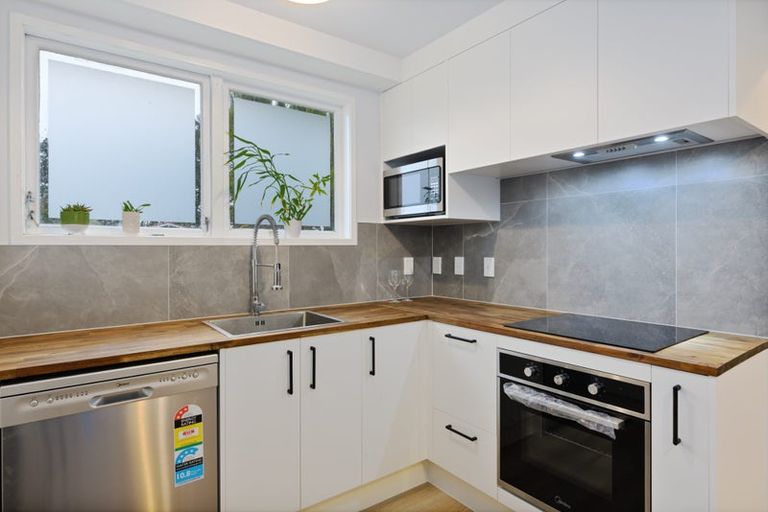 Photo of property in 31 Glenbervie Crescent, Massey, Auckland, 0614