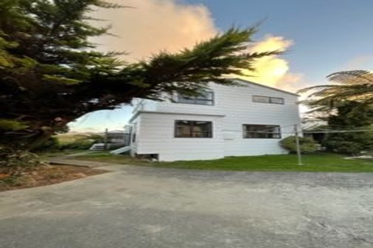 Photo of property in 26a Cheltenham Terrace, Newlands, Wellington, 6037